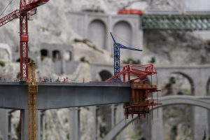 In der Schweiz wird gerade an einer Autobahn Brücke gebaut - Foto 1