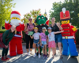 Parkdrache Olli hatte sich offenbar im Monat geirrt. Für ihn ist am 24. Weihnachten und so sorgte das Maskottchen im LEGOLAND® Deutschland bereits im August für eine winterliche Überraschung.