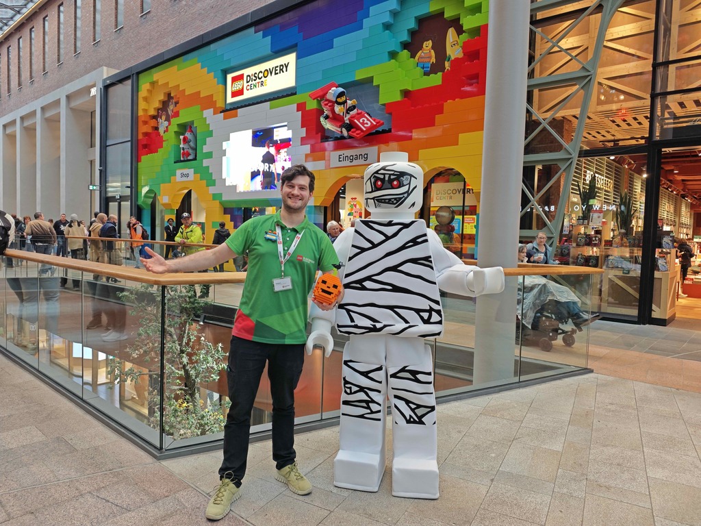 LEGO Discovery Centre_Halloween_Master Model Builder Robert und Mumie.jpeg