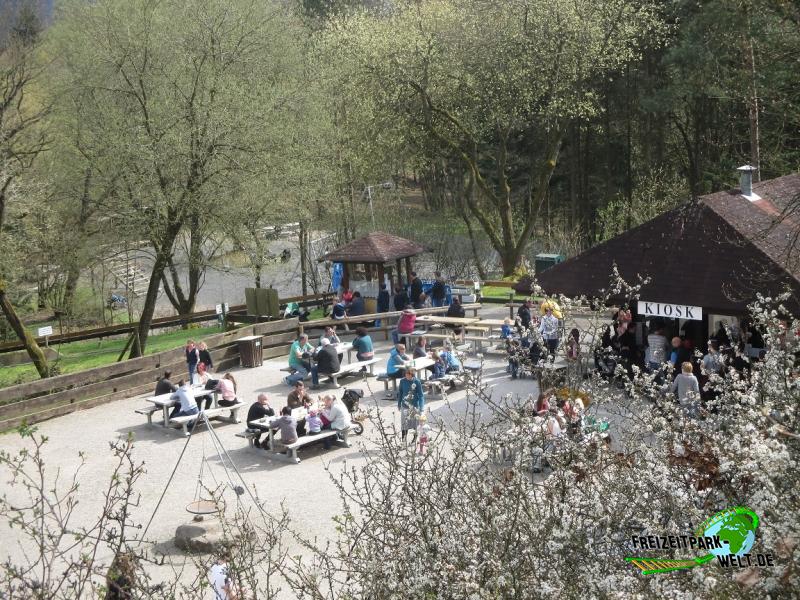 Rodelbahn im Wild- und Freizeitpark Westerwald - 2016: Bergstation der Sommer-Rodelbahn mit Kiosk