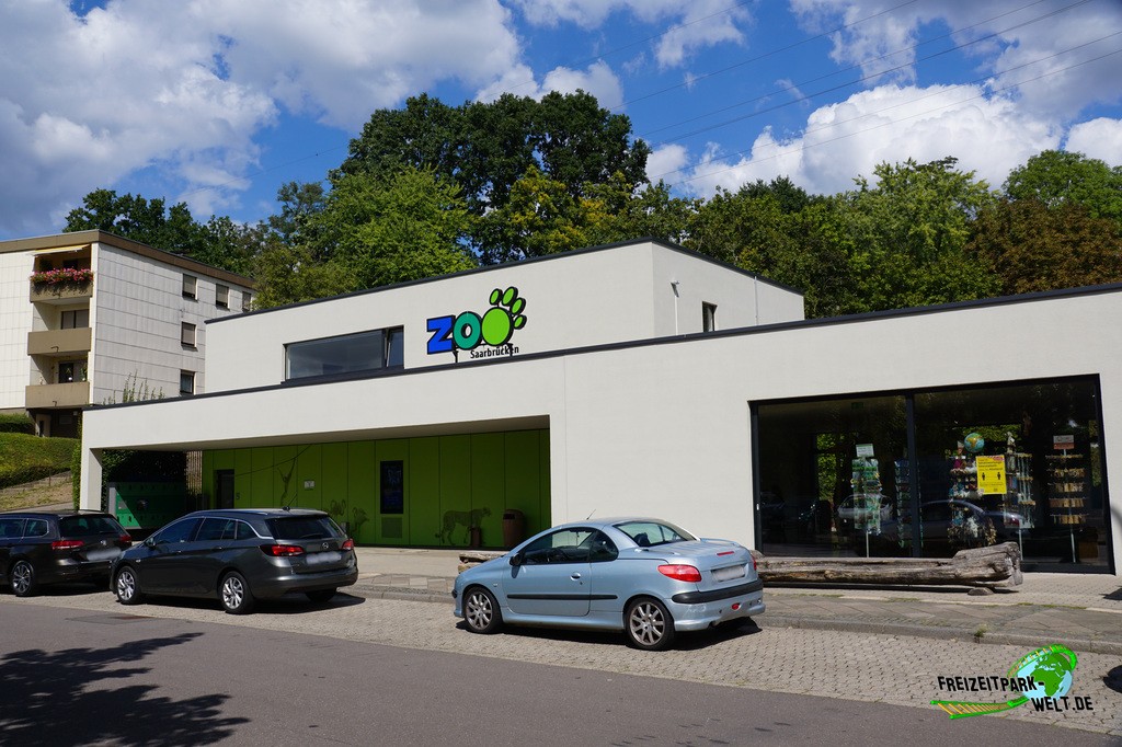 Zoo Saarbrücken - 2022: Der neue Eingangsbereich mit Souvenir-Shop, Schließfächern und Toiletten